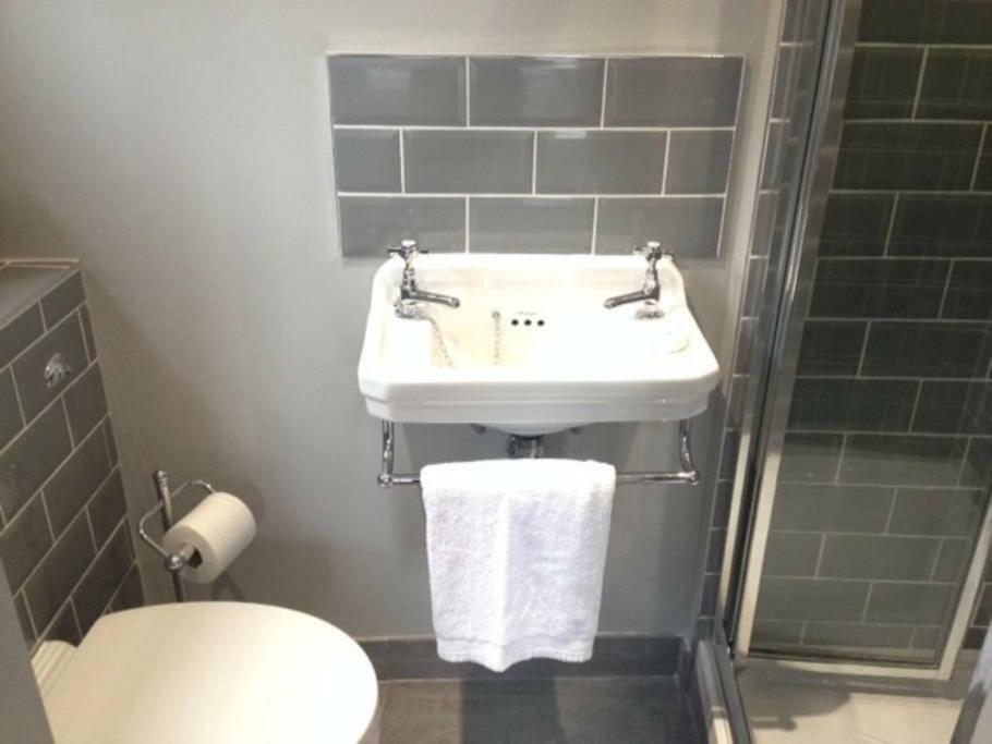 Summer House Hotel Thames Ditton Esterno foto